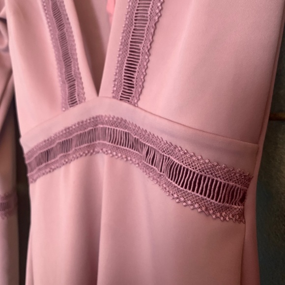 Mid length dress with plunging neckline - Picture 2 of 3